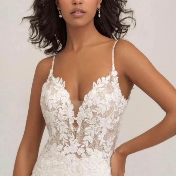 Elegant White Lace Bridal Gown - Picture 2 of 3